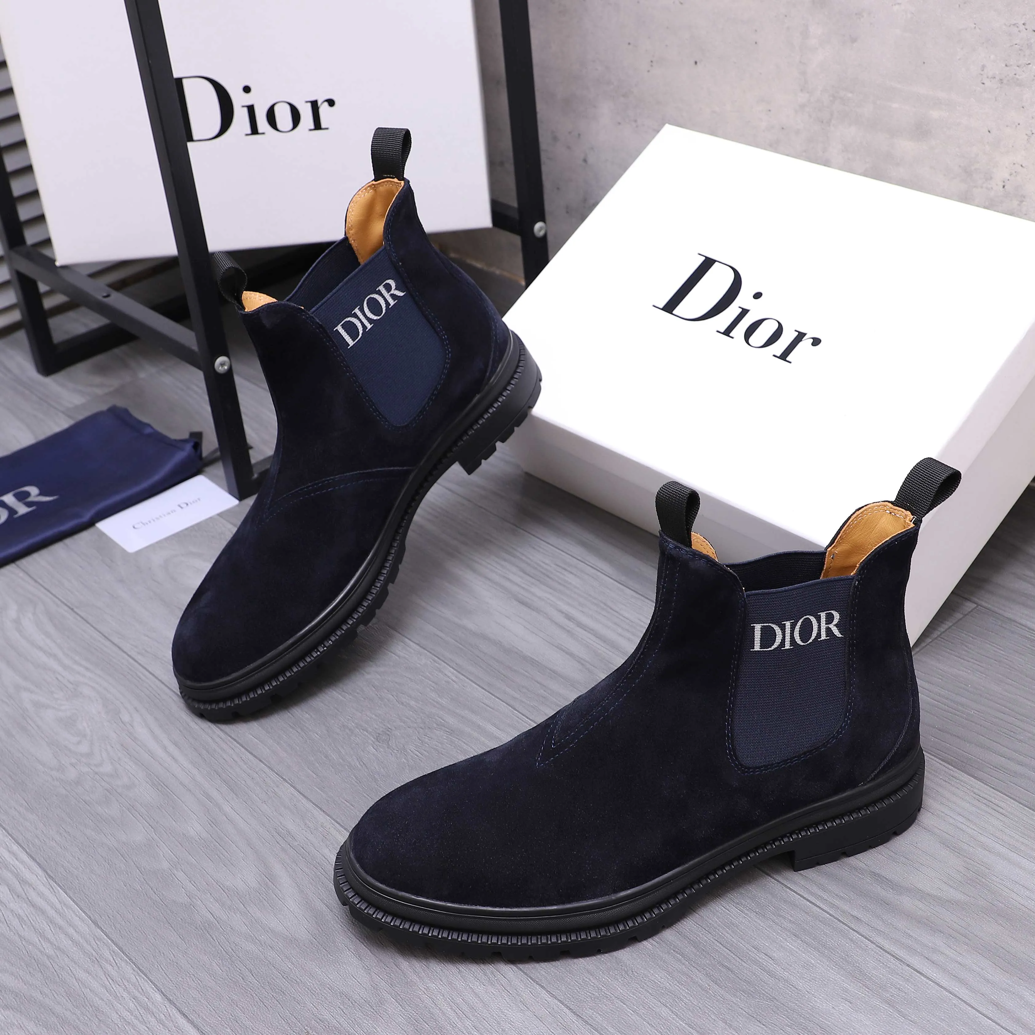 Men's shoes 💰500 Product trademark: Dior "Dior" high-top casual shoes Regular size: 38-45 (45 is custom-made and non-returnable) Product materials: Selected frosted cowhide upper, cowhide lining, rubber non-slip outsole